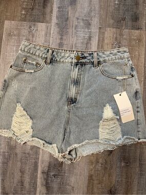 NWT Blue Velvet Light Wash Distressed Denim Shorts Size Large Raw Hem